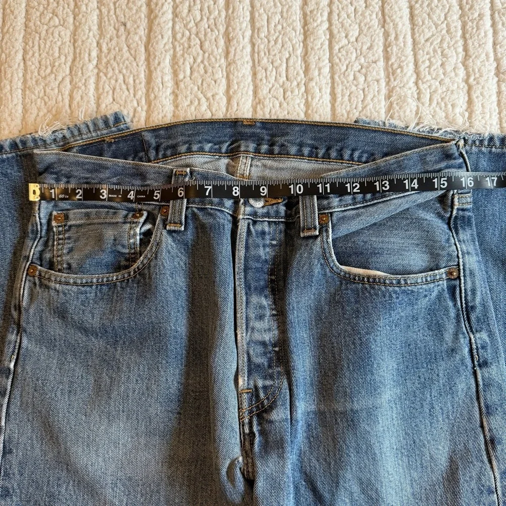 Levi's 501 Jeans Men's 32x32‎ Button Fly Medium Wash Distressed